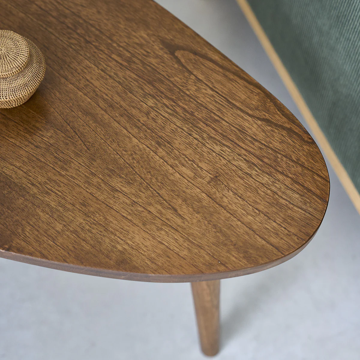Couchtisch aus massivem Mindi mit Nussbaum-Oberfläche 62 cm - Image 4