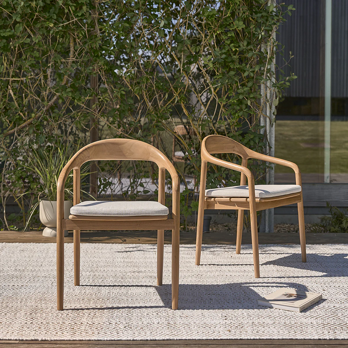 Gartensessel aus massivem Teakholz mit grauem Kissen - Image 4