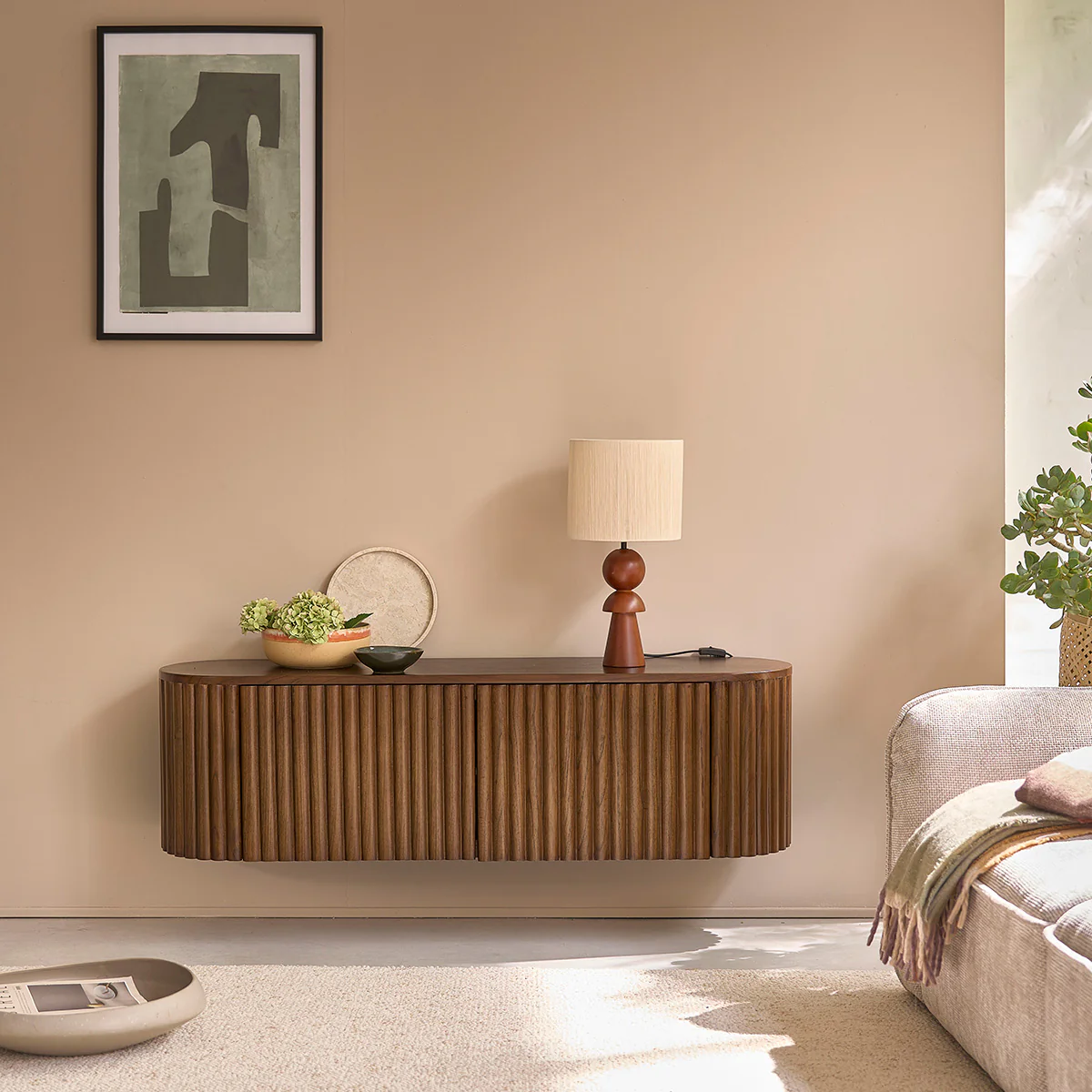 Hängender TV-Schrank aus Mindi-Holz mit Walnuss-Finish, 140 cm