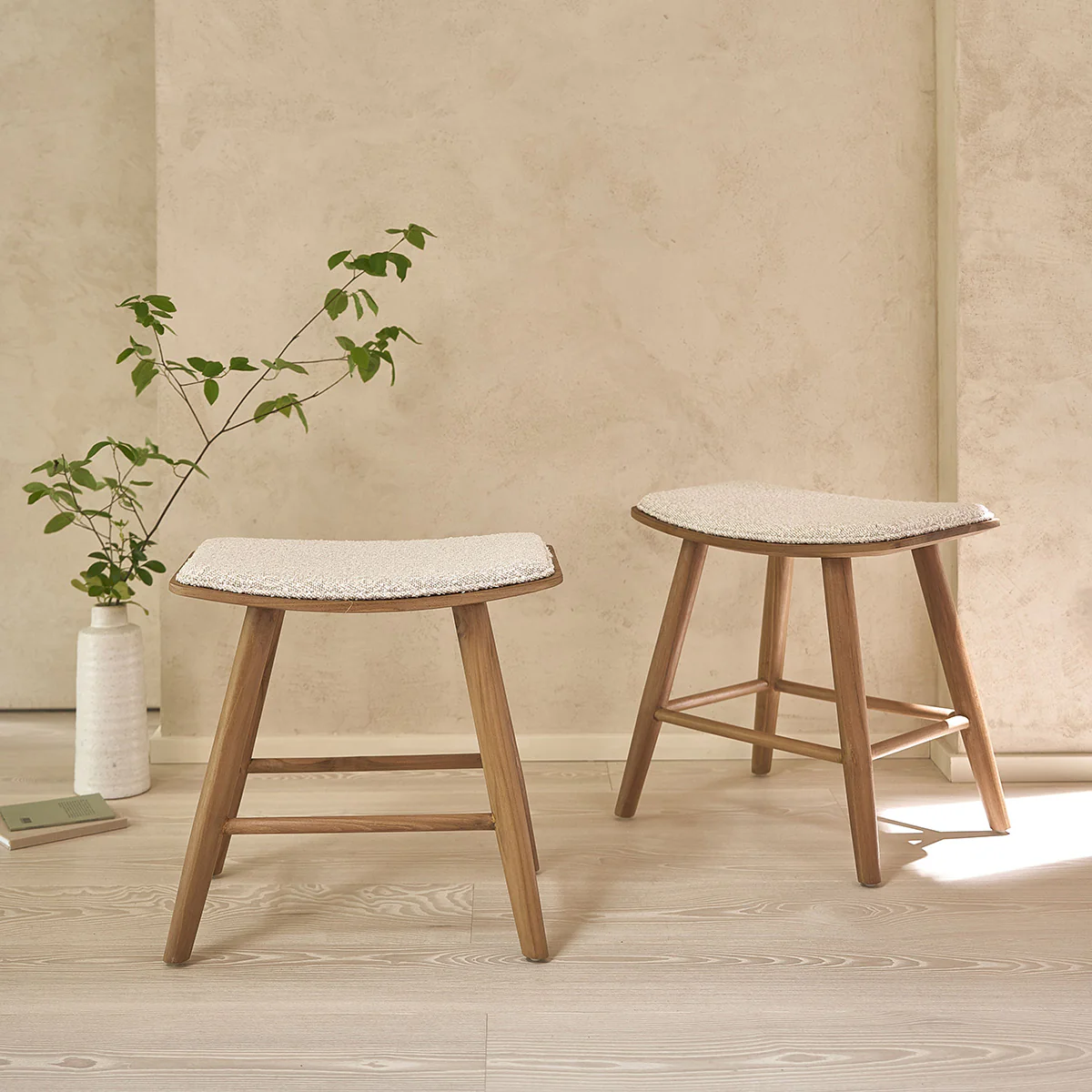 2er-Set Barhocker aus massivem Teakholz und Bouclé-Stof 45 cm