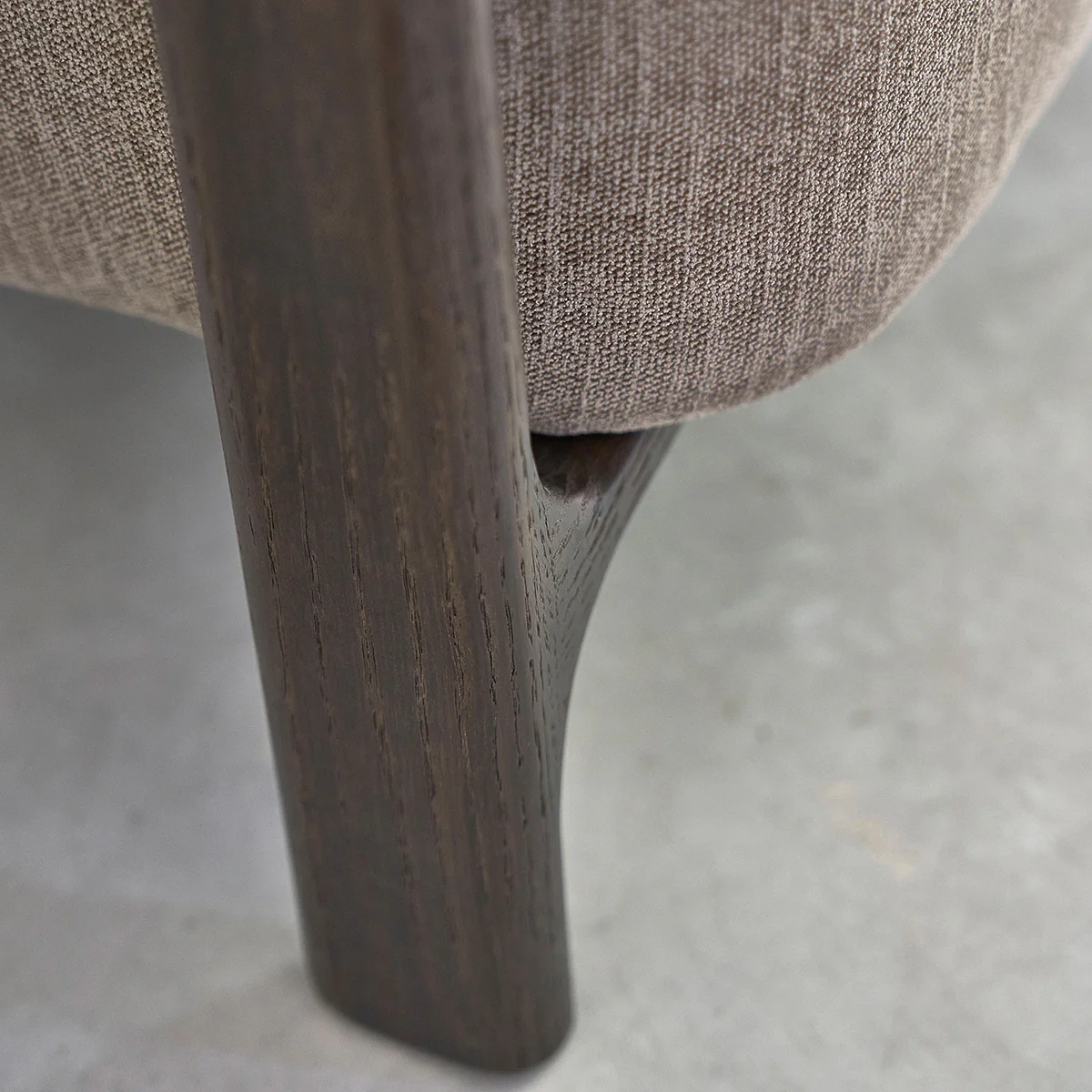 Sessel aus massiver Eiche mit Nussbaum-Finish und Chenille-Stoff in Taupe - Image 7