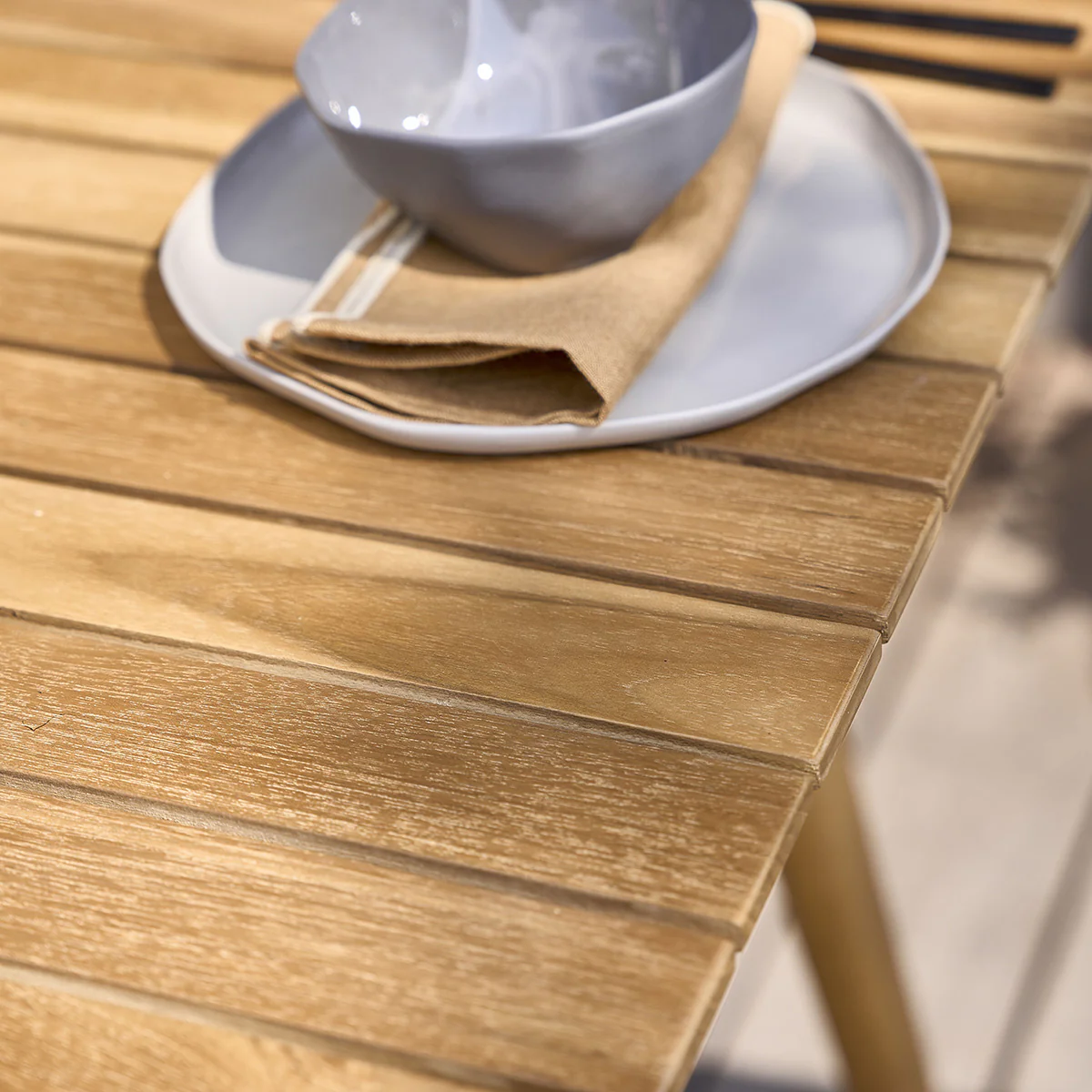 Quadratischer Gartentisch aus massivem Teakholz für 2 bis 4 Pers. - Image 3