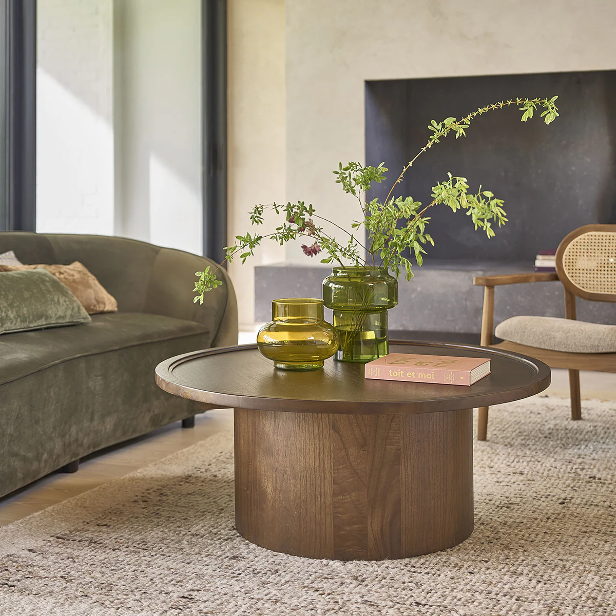 Runder Couchtisch aus massivem Mindi in Walnuss-Finish Ø 100 cm