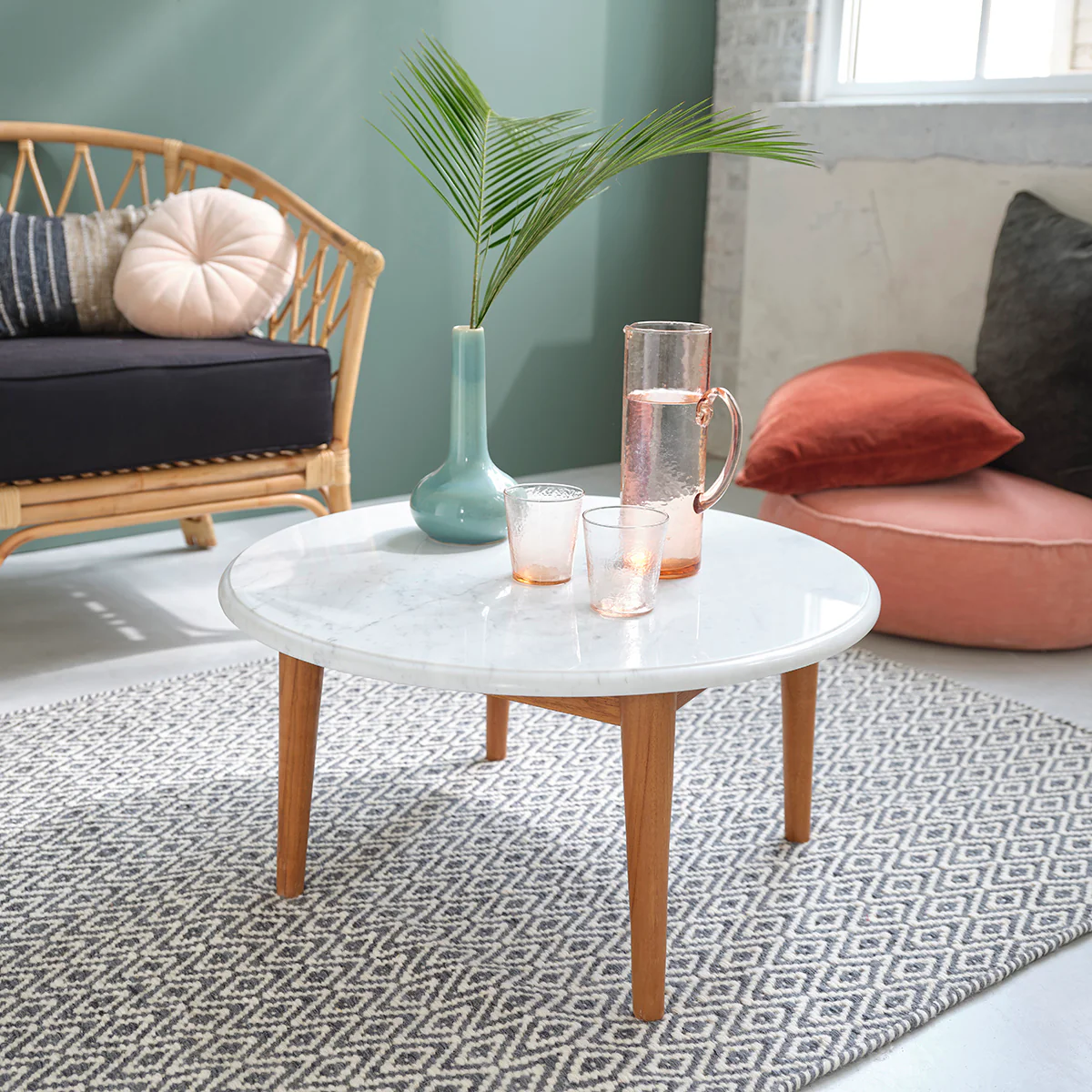 Couchtisch aus Marmor und massivem Teakholz Ø 70 cm