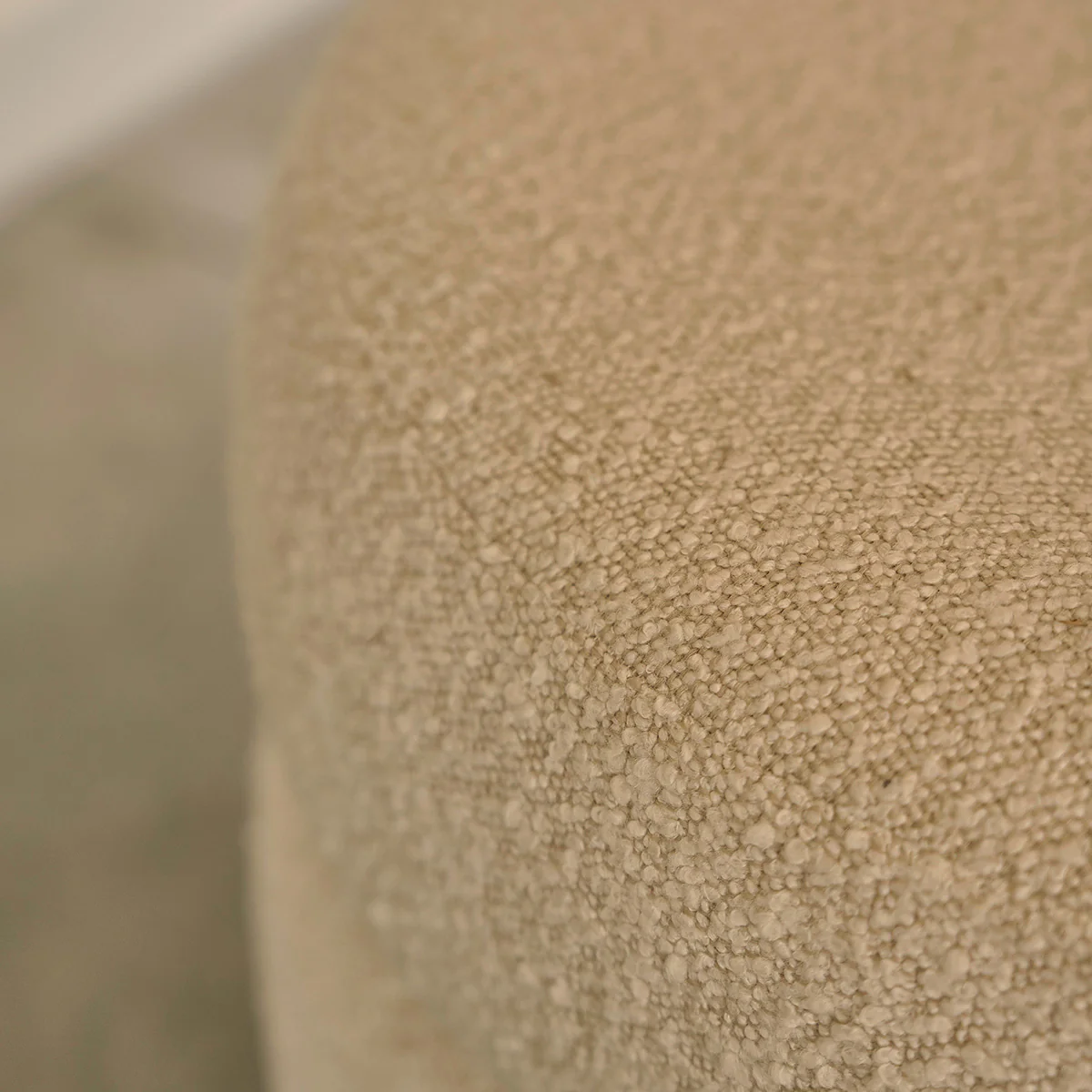 Hocker aus massivem Teakholz und weißem Bouclé-Stoff Ø55 cm - Image 3