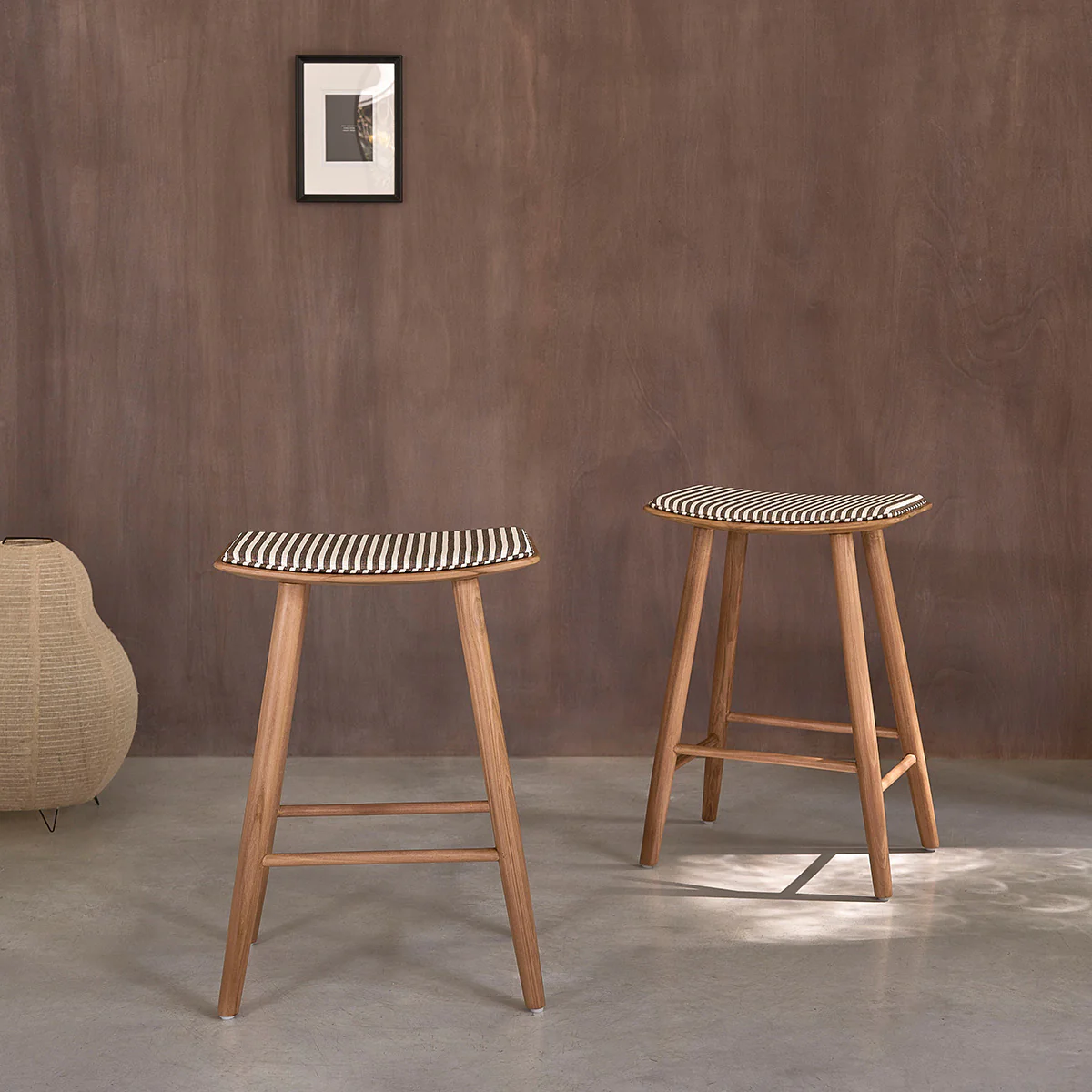 Set aus 2 Barhockern aus massivem Teakholz mit gestreifter Sitzfläche, 65 cm