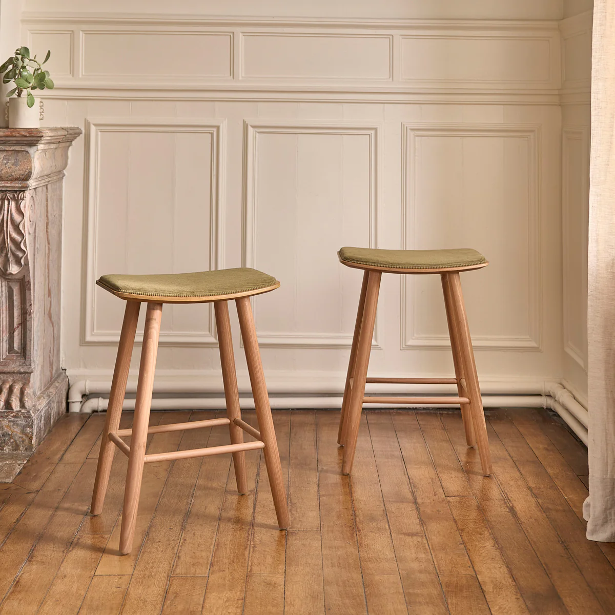Set aus 2 Barhockern aus massivem Teakholz und Bouclé-Sitz 65 cm - Image 3