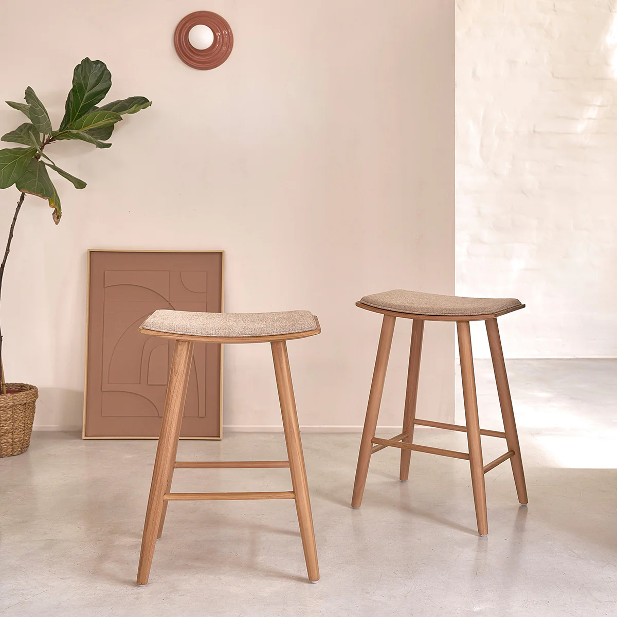 Set aus 2 Barhockern aus massivem Teakholz und greigefarbenem Samt, 65 cm (Kombination aus Grau und Beige)