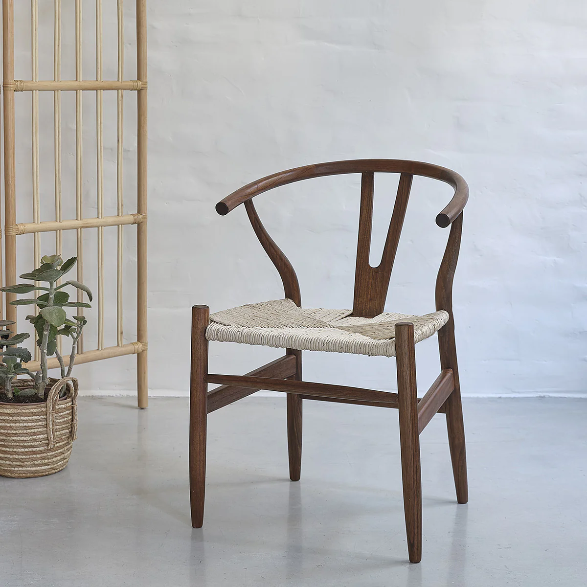 Set aus 2 Stühlen aus massivem Mindi mit Nussbaum-Oberfläche und natürlichem Seilsitz - Image 6