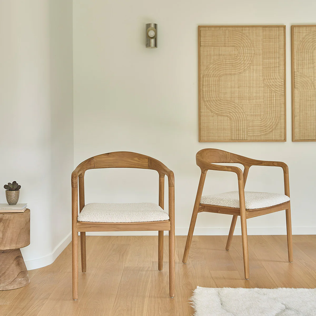 Set aus 2 Stühlen aus massivem Teakholz mit Bouclé-Sitzfläche