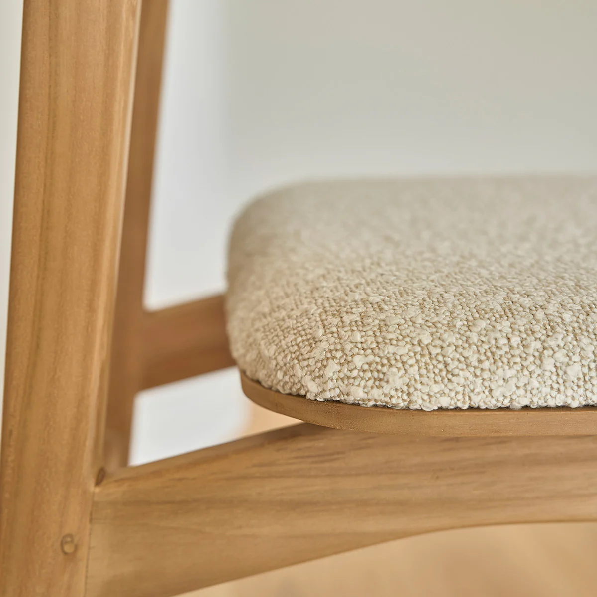 Stuhl aus massivem Teakholz mit Bouclé-Sitz - Image 6